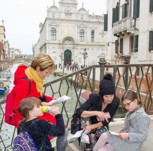 Scavenger hunt in venice for kids and families